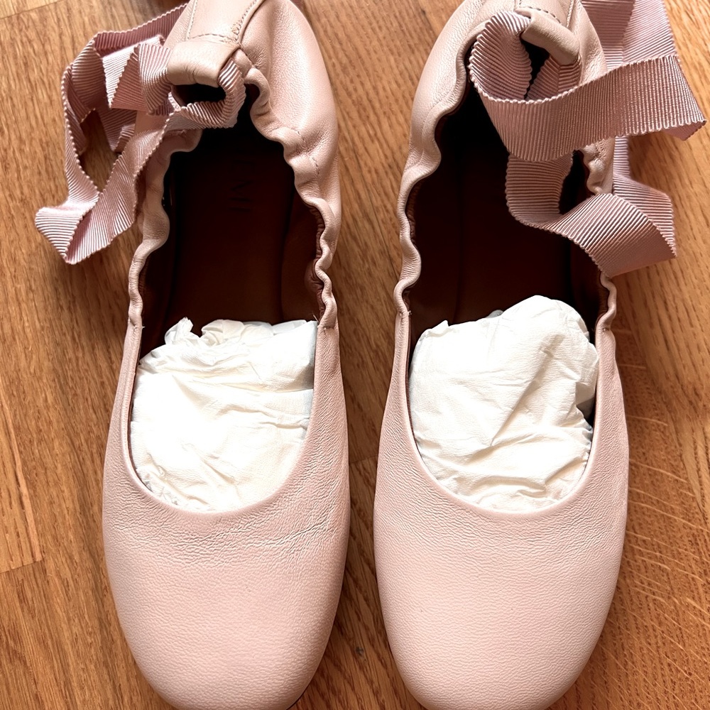 NWOT M. Gemi ballet flats with bows